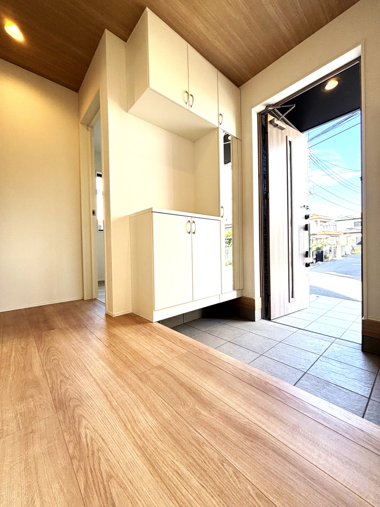 ☆明るく広い玄関☆ お出迎えする明るい玄関は大切なお家の顔です！