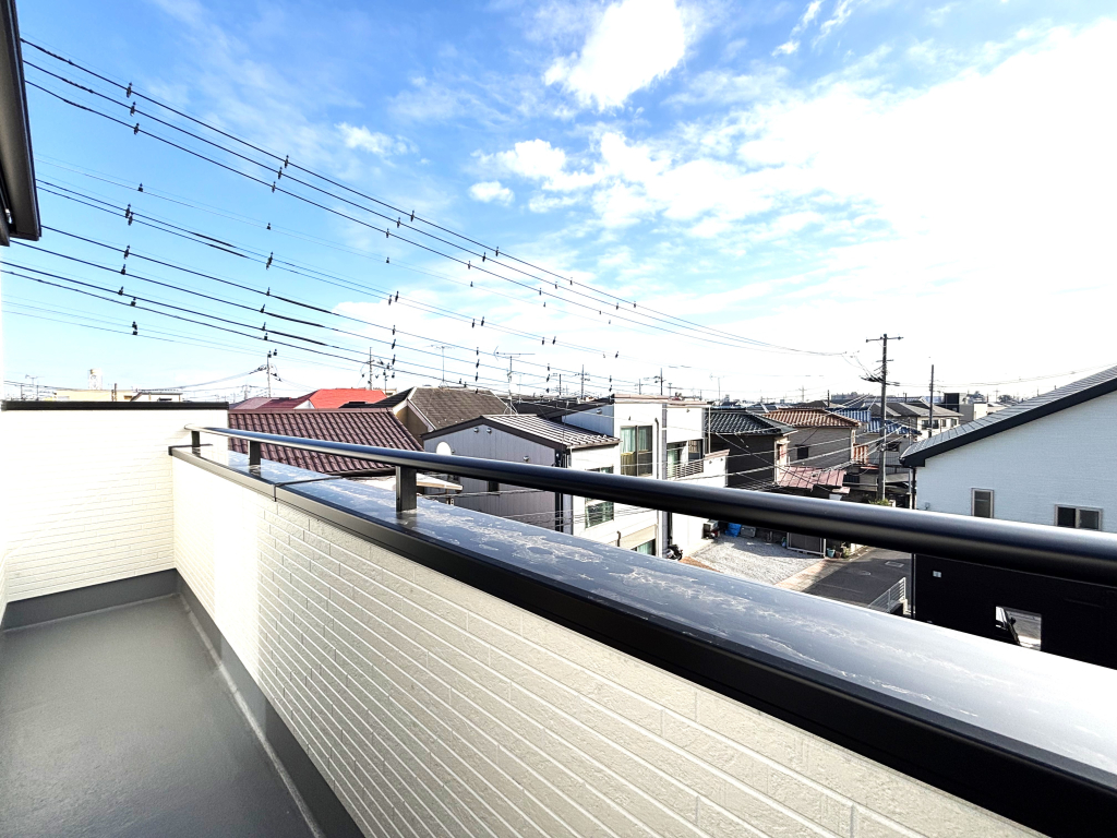 ☆青空がキレイに感じられる☆何気なく外の空気を感じたい時に来てしまう。それが我が家のバルコニー