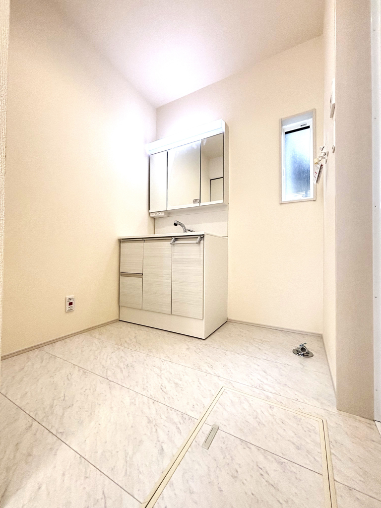 ☆清潔感溢れる洗面室☆ 心地良い空間を意識した洗面室。収納豊富な化粧台、奥様に必要な三面鏡。