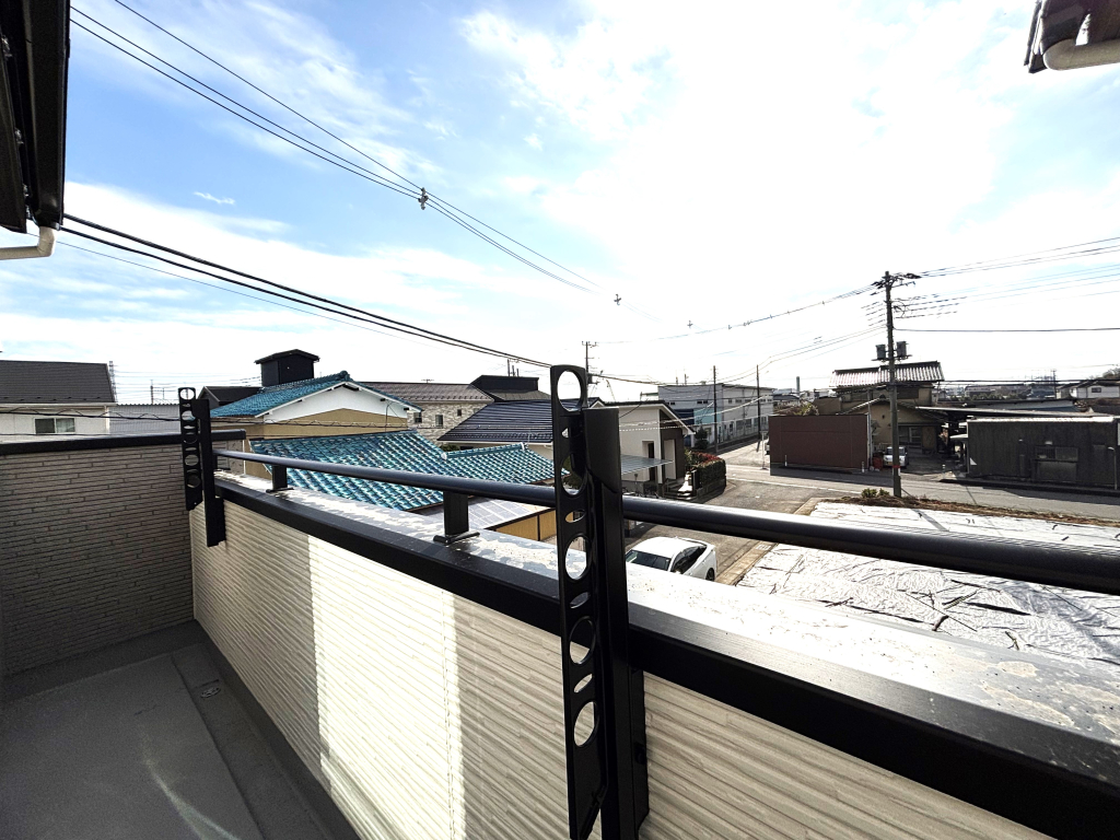 ☆青空がキレイに感じられる☆ 何気なく外の空気を感じたい時に来てしまう。それが我が家のバルコニーです