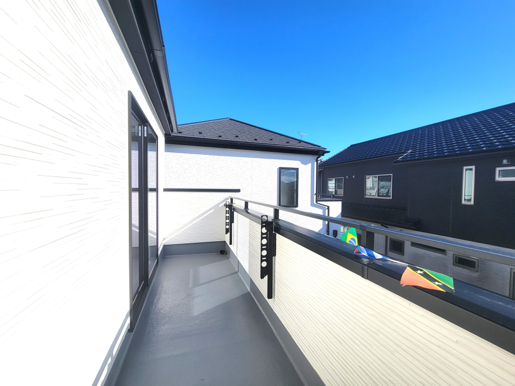 ☆広々ワイドバルコニー☆ 洗濯物も困らない広々ワイドバルコニー。碧空からの日差しを思う存分受け止める