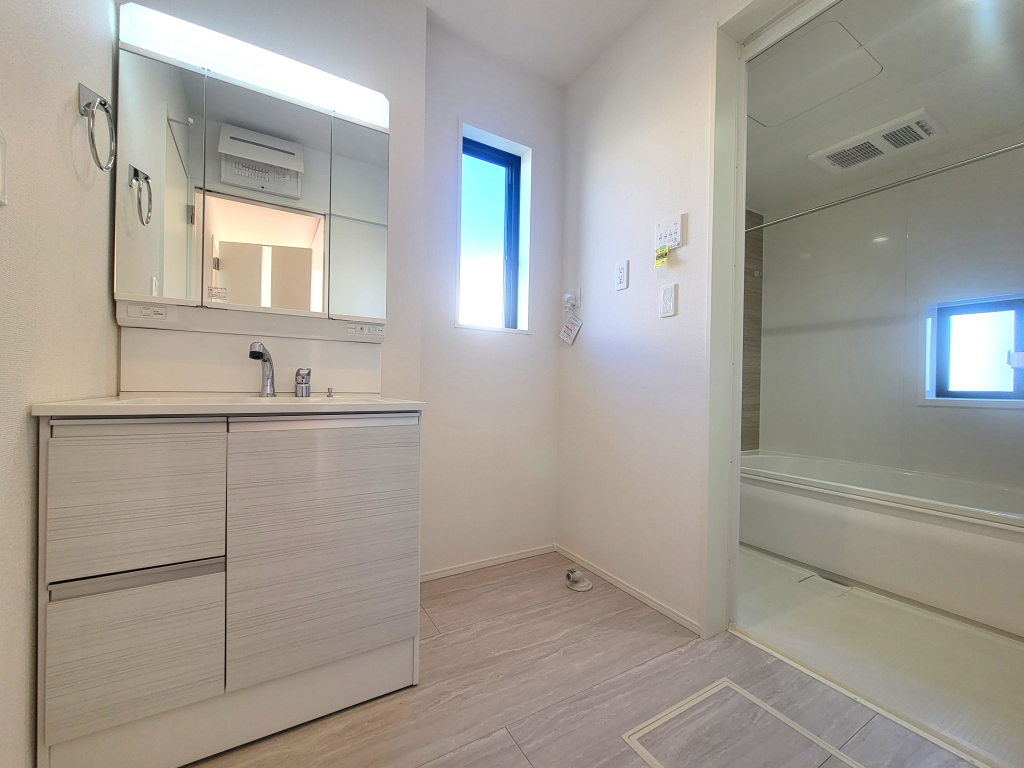 ☆☆　広々洗面ルーム　☆☆ 1日の始まりや入浴前に必ず入る空間だからこそ、清潔感や広さが重要になる。