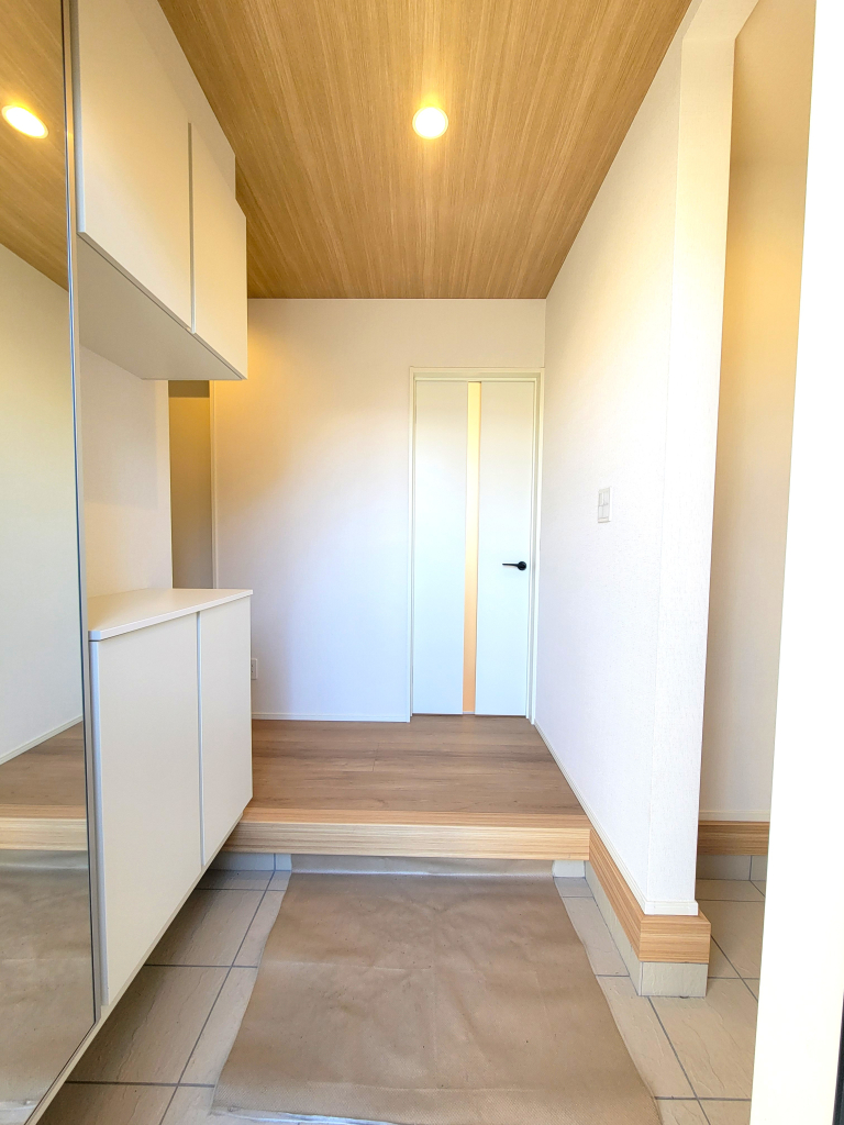 ☆シューズインクローク☆ 玄関を入るとシューズクローゼット。ベビーカーやゴルフバッグなど何でも収納！