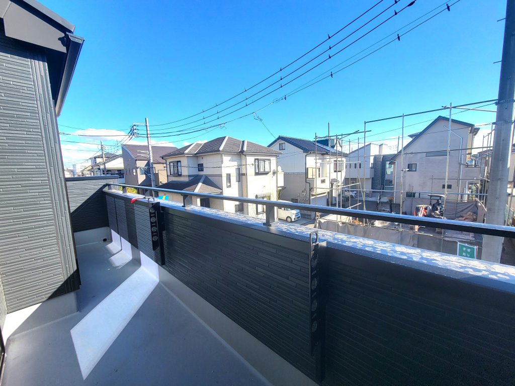 ☆広々ワイドバルコニー☆ 洗濯物も困らない広々ワイドバルコニー。碧空からの日差しを思う存分受け止める