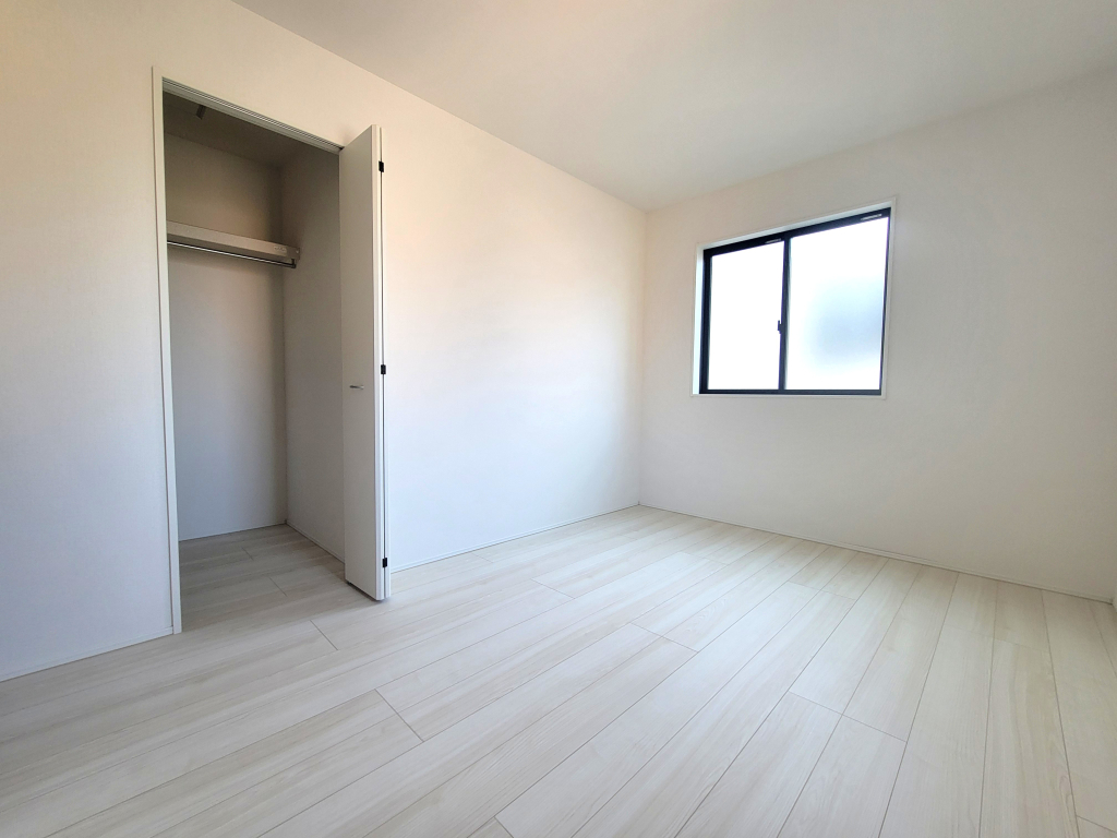 ☆お子様にも格別な空間を☆ お子様の成長にも欠かせない陽ざし。朝の目覚めも太陽の力でスッキリと。