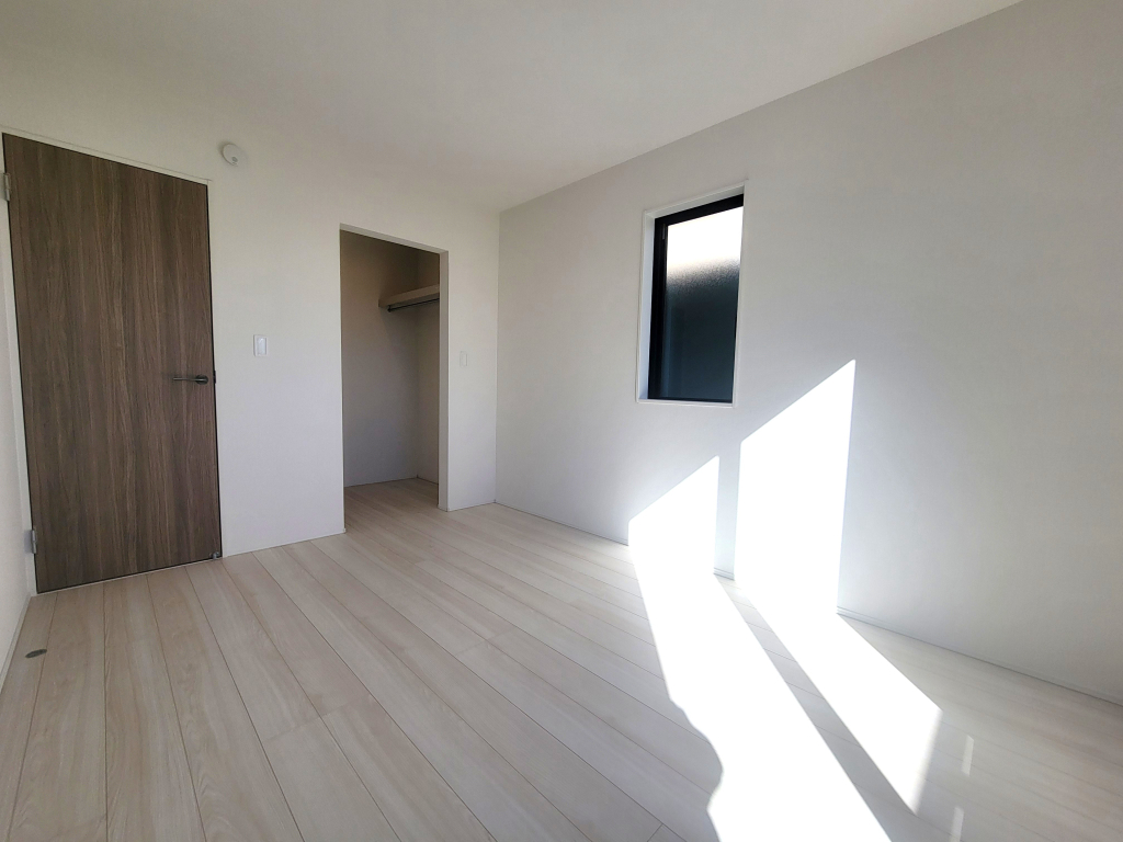 ☆お子様にも格別な空間を☆ 一生の思い出となるマイルーム。しっかりサイズの広さにクローゼット収納。