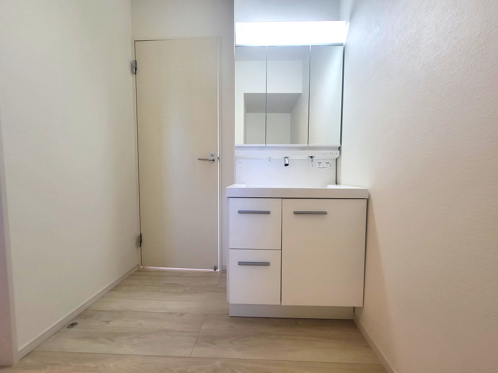 ☆清潔感溢れる洗面室☆ 心地良い空間を意識した洗面室。収納豊富な化粧台、奥様に必要な三面鏡。
