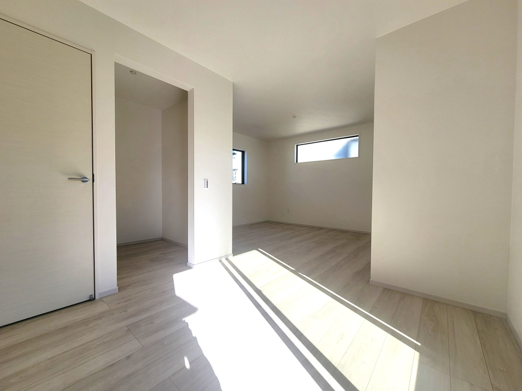 ☆広々角部屋の主寝室☆ 風が抜けて爽やかな住み心地を演出し、ご夫婦の寝室として満たされたお部屋