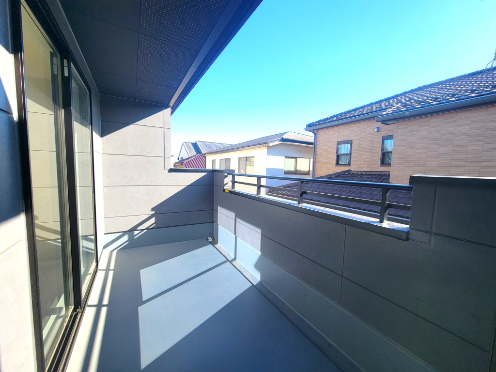 ☆☆　南向きバルコニーの恵み　☆☆ 南からの明るい陽ざしを目一杯浴びる恩恵。