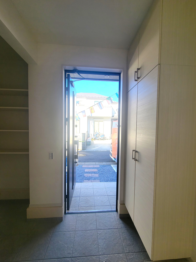 ☆シューズインクローク☆ 玄関を入るとシューズクローゼット。ベビーカーやゴルフバッグなど何でも収納！