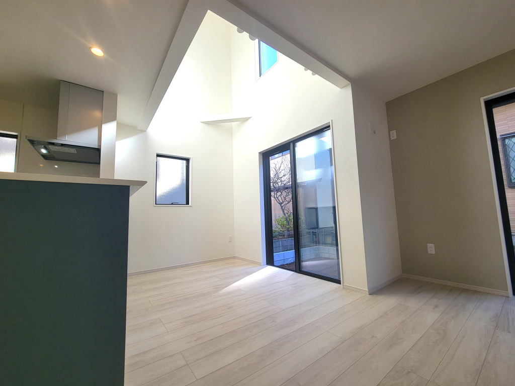 ☆☆　格別な空間を彩るリビングの吹き抜け　☆☆ 家に帰ると開放的なリビングに感動します