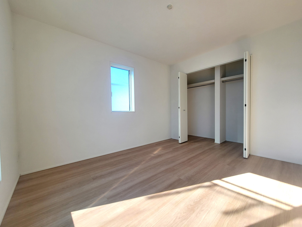 ☆広々角部屋の主寝室☆ 風が抜けて爽やかな住み心地を演出し、ご夫婦の寝室として満たされたお部屋