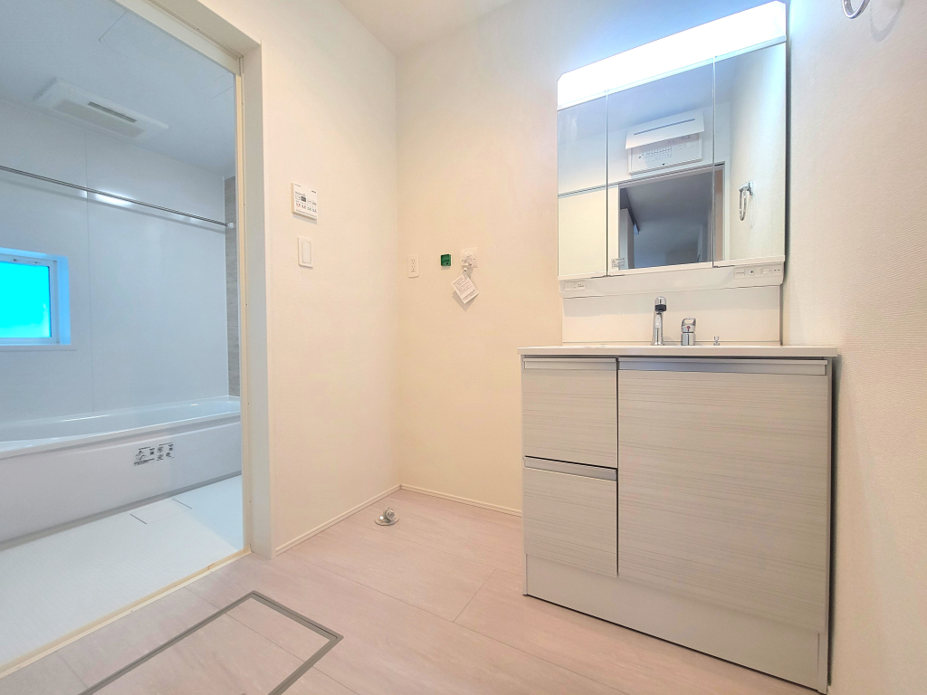 ☆清潔感溢れる洗面室☆ 心地良い空間を意識した洗面室。収納豊富な化粧台、奥様に必要な三面鏡。