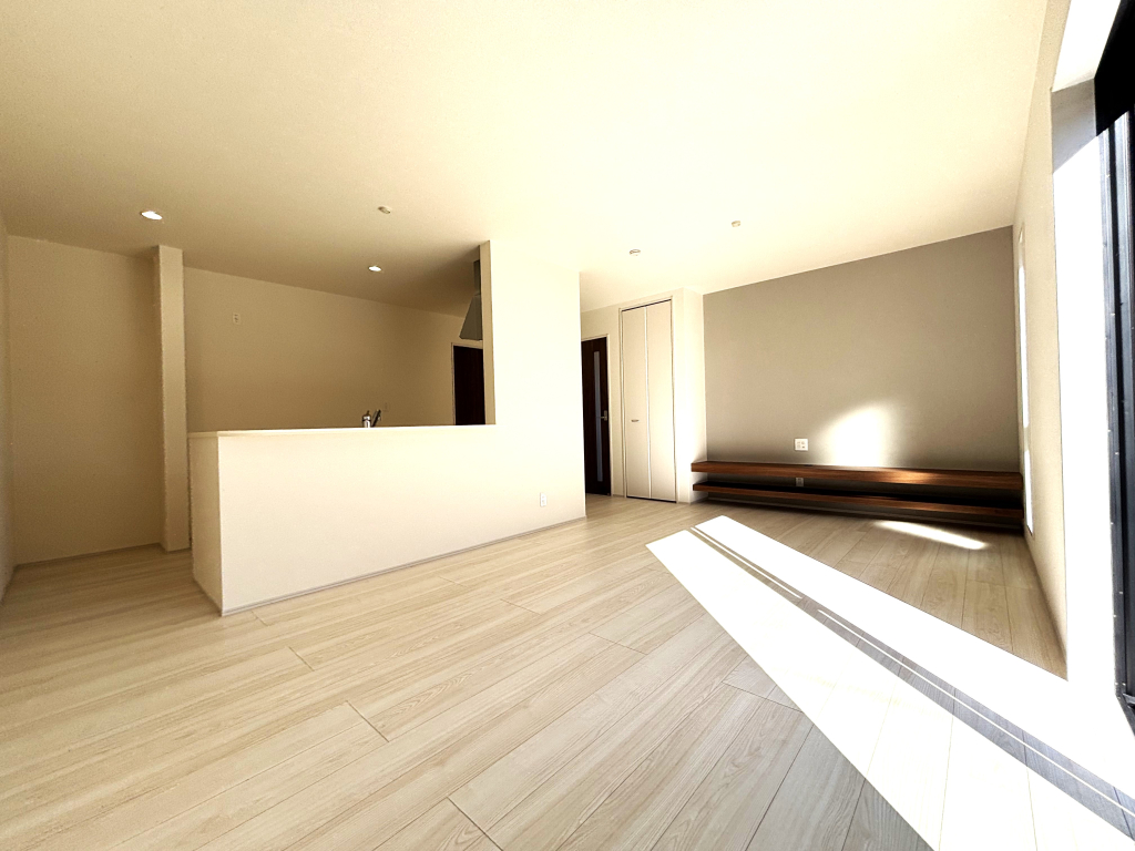 1号棟 窓が大きく開放感と日当たりの良さが魅力のリビング空間。