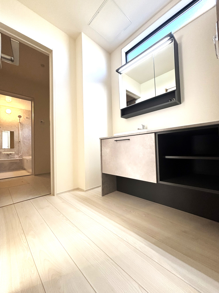 1号棟☆清潔感溢れる洗面室☆ 心地良い空間を意識した洗面室。収納豊富な化粧台、奥様に必要な三面鏡。