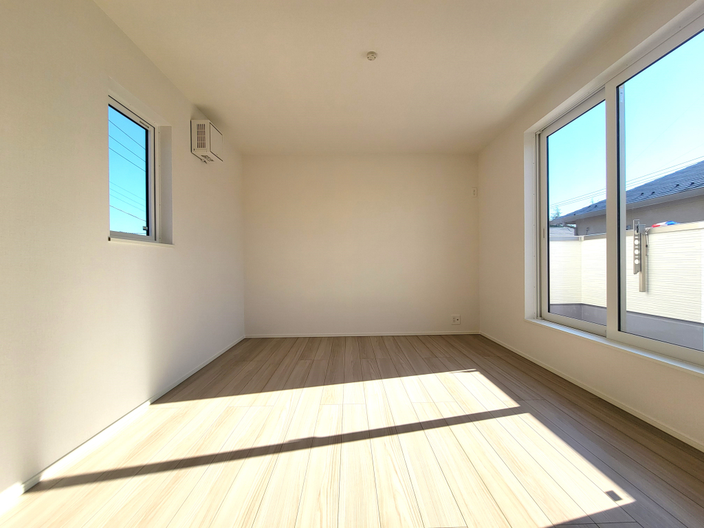 ☆ 広々角部屋の主寝室 ☆☆ お子様の成長に合わせて仕切ることの出来る2in1の魅力の居室。