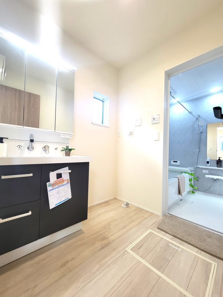 ☆広々洗面ルーム☆☆ 1日の始まりや入浴前に必ず入る空間だからこそ、清潔感や広さが重要になる。