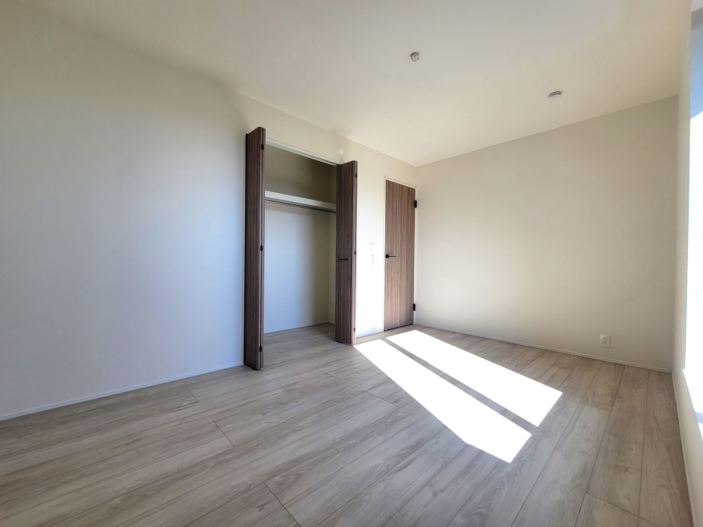 ☆　広々角部屋の主寝室　☆☆ お子様の成長に合わせて仕切ることの出来る２in1の魅力の居室。