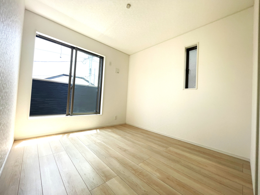 ☆☆　広々角部屋の主寝室　☆☆ 窓が多く、大きく差し込む陽射しも素晴らしい主寝室。