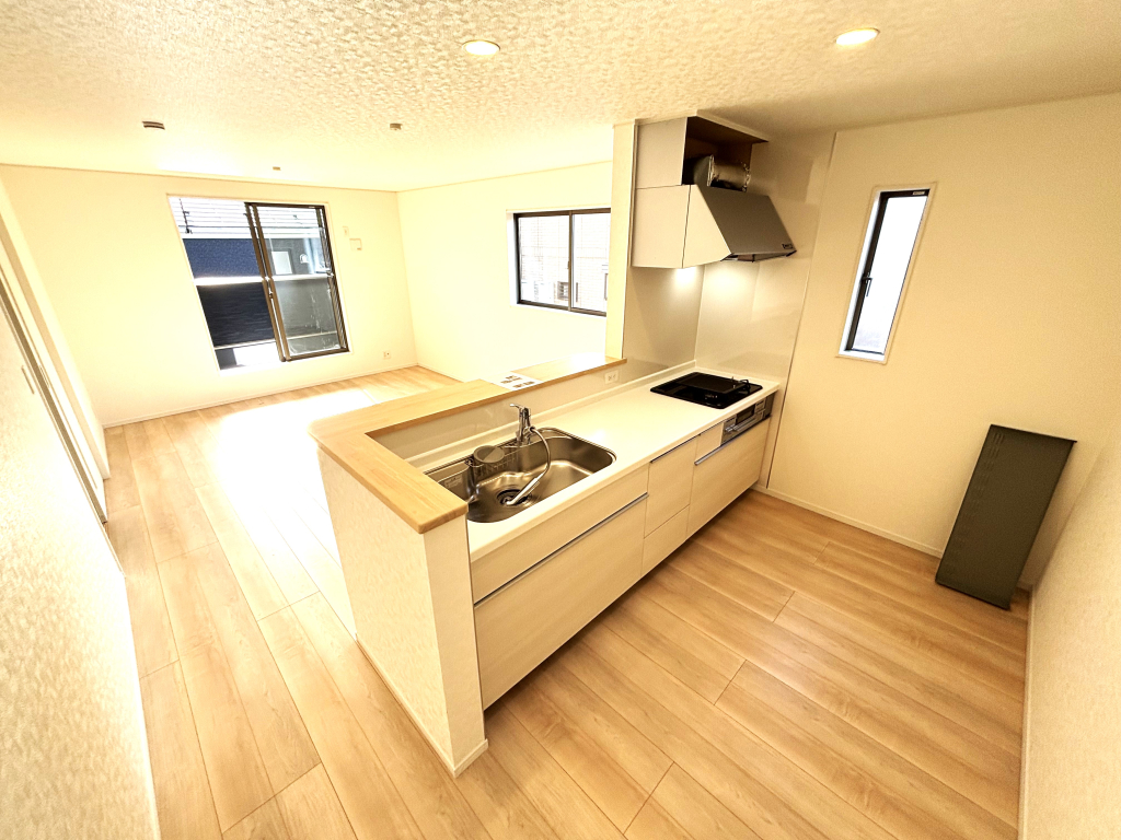 ☆☆　キッチン　☆☆ 奥様目線のお料理空間。家事をしながらもお子様から目を離さない