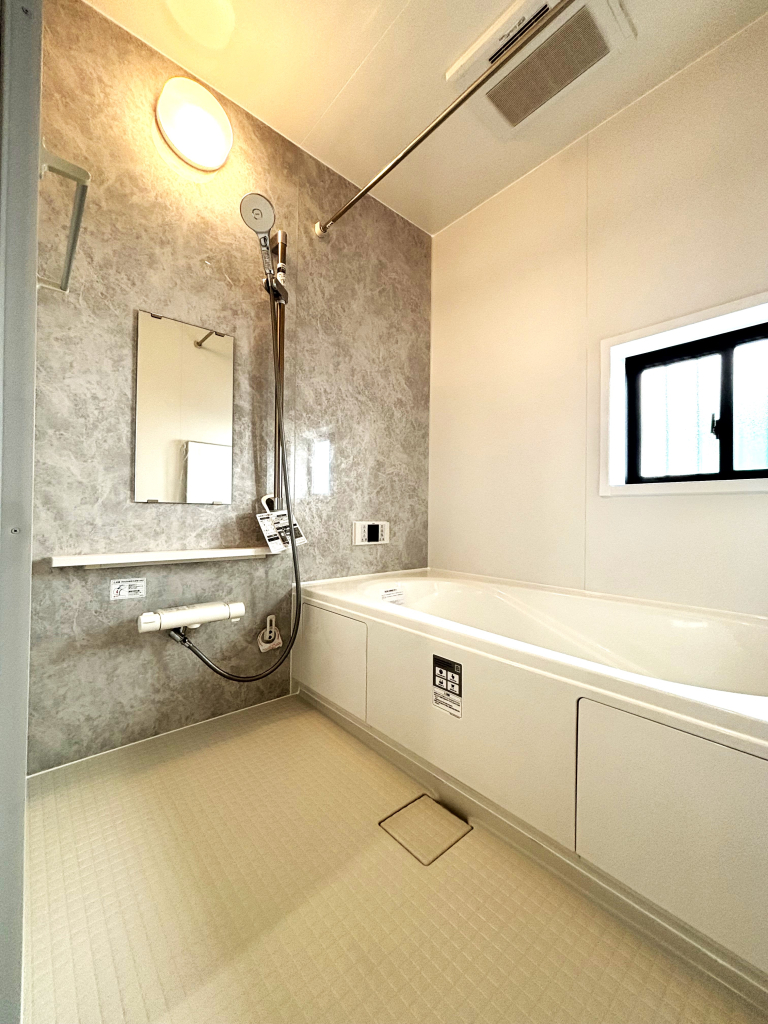 ☆憧れの広々サイズバスルーム　☆ 足を延ばせてゆっくりとくつろげる広々バスルーム。