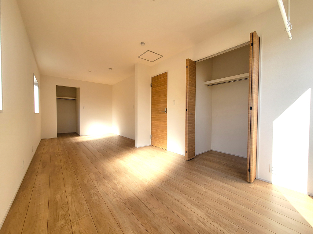 ☆広々角部屋の主寝室☆ 風が抜けて爽やかな住み心地を演出し、ご夫婦の寝室として満たされたお部屋