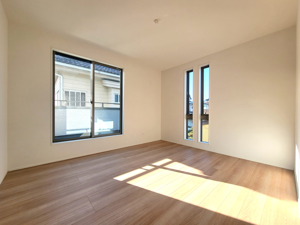 ☆　広々角部屋の主寝室　☆☆ 窓が多く、大きく差し込む陽射しも素晴らしい主寝室。