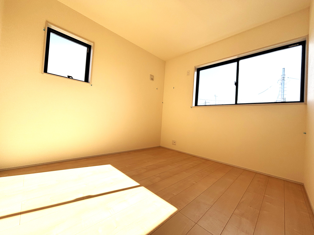 ☆使いやすい広さ。魅力的な主寝室☆ 広々としたお部屋は魅力です。明るさ、開放感も満足度の高い主寝室。