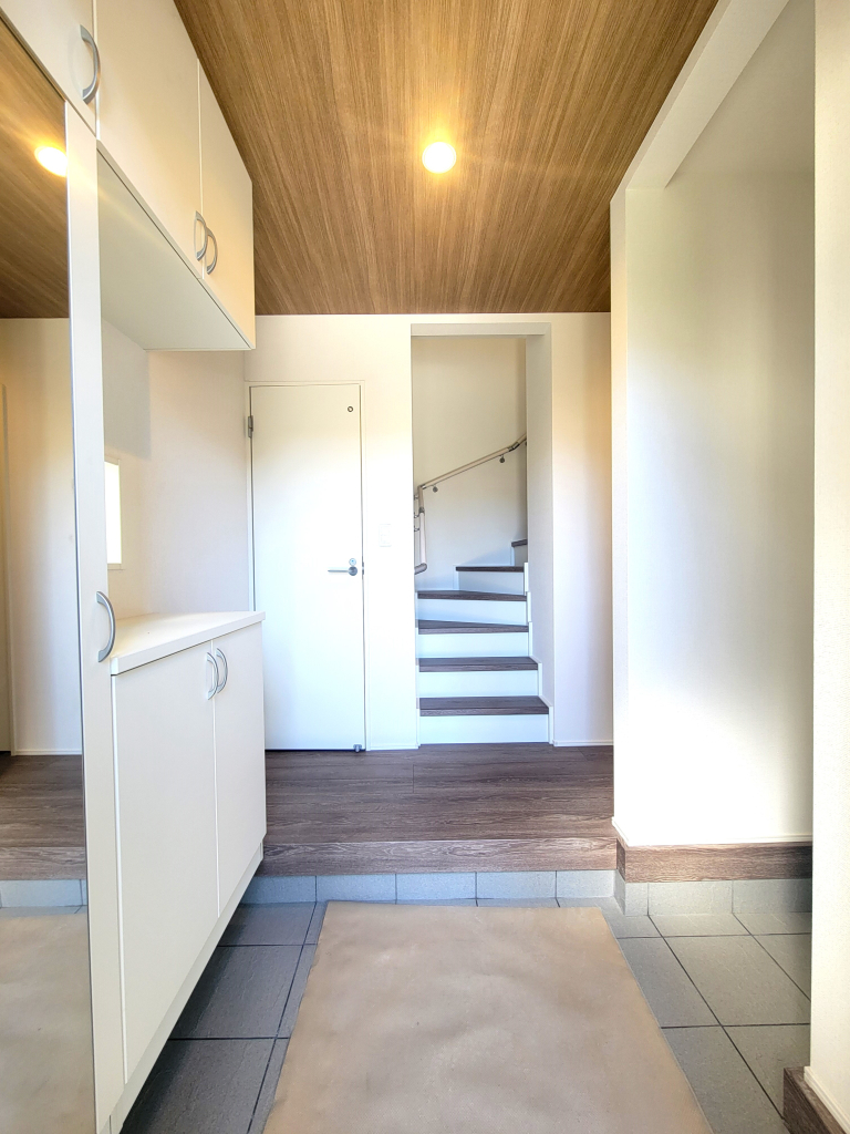 ☆明るく広い玄関☆ お出迎えする明るい玄関は大切なお家の顔です！