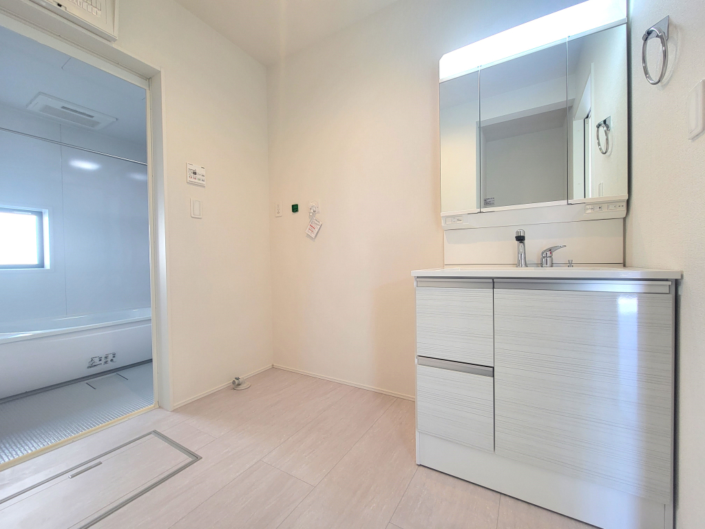 ☆清潔感溢れる洗面室☆ 心地良い空間を意識した洗面室。収納豊富な化粧台、奥様に必要な三面鏡。