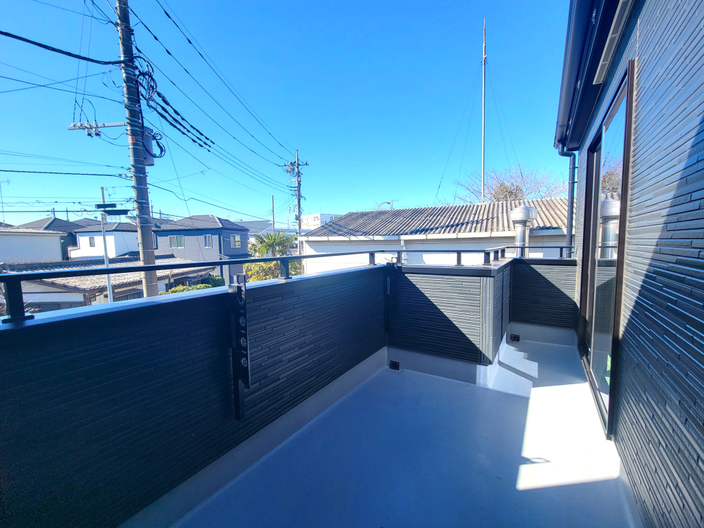 ☆青空がキレイに感じられる☆何気なく外の空気を感じたい時に来てしまう。それが我が家のバルコニー