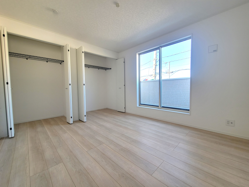 ☆☆　広々角部屋の主寝室　☆☆ 窓が多く、大きく差し込む陽射しも素晴らしい主寝室。