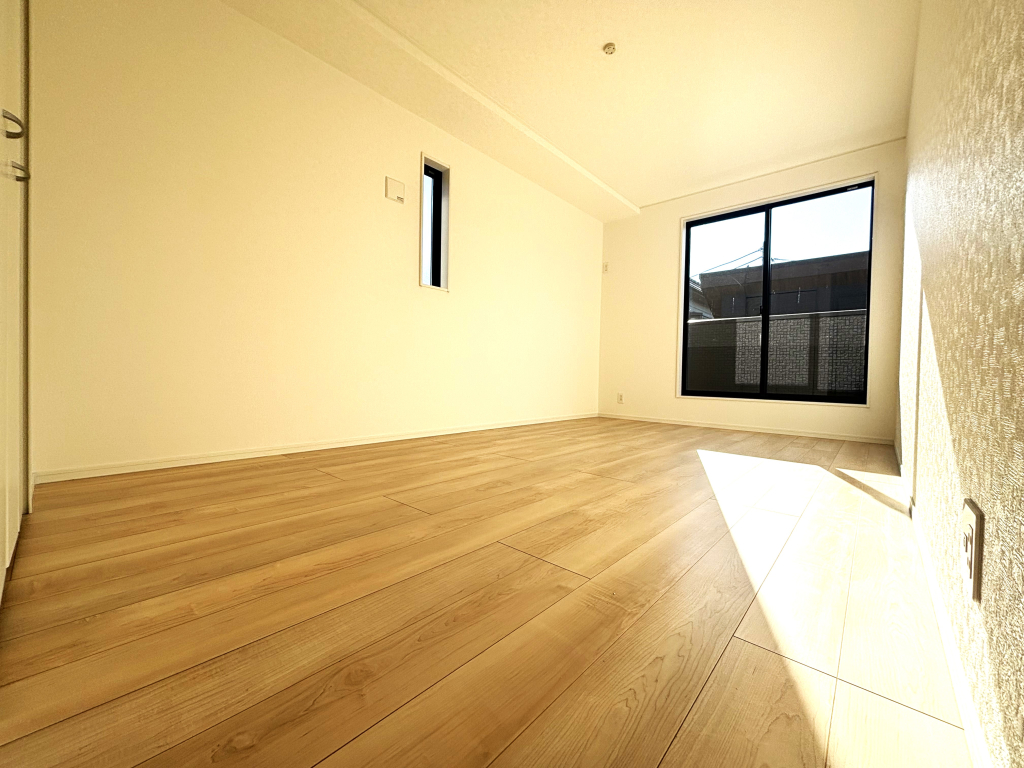 ☆☆　広々角部屋の主寝室　☆☆ 窓が多く、大きく差し込む陽射しも素晴らしい主寝室。