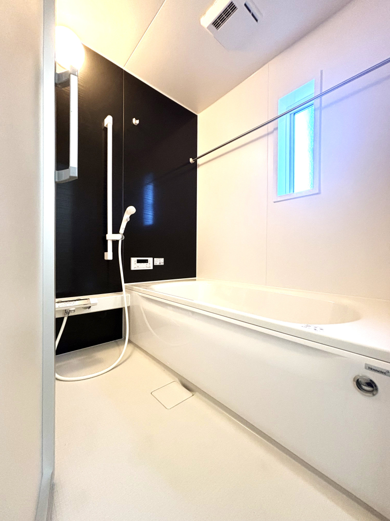 ☆☆　憧れの広々サイズバスルーム　☆☆ 足を延ばせてゆっくりとくつろげる広々バスルーム。