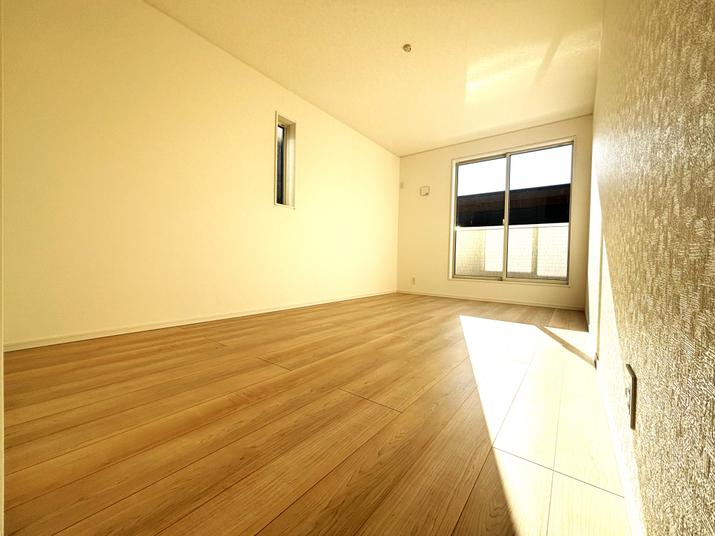 ☆☆　広々角部屋の主寝室　☆☆ 窓が多く、大きく差し込む陽射しも素晴らしい主寝室。