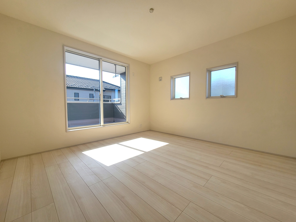 ☆使いやすい広さ。魅力的な主寝室☆ 広々としたお部屋は魅力です。明るさ、開放感も満足度の高い主寝室。