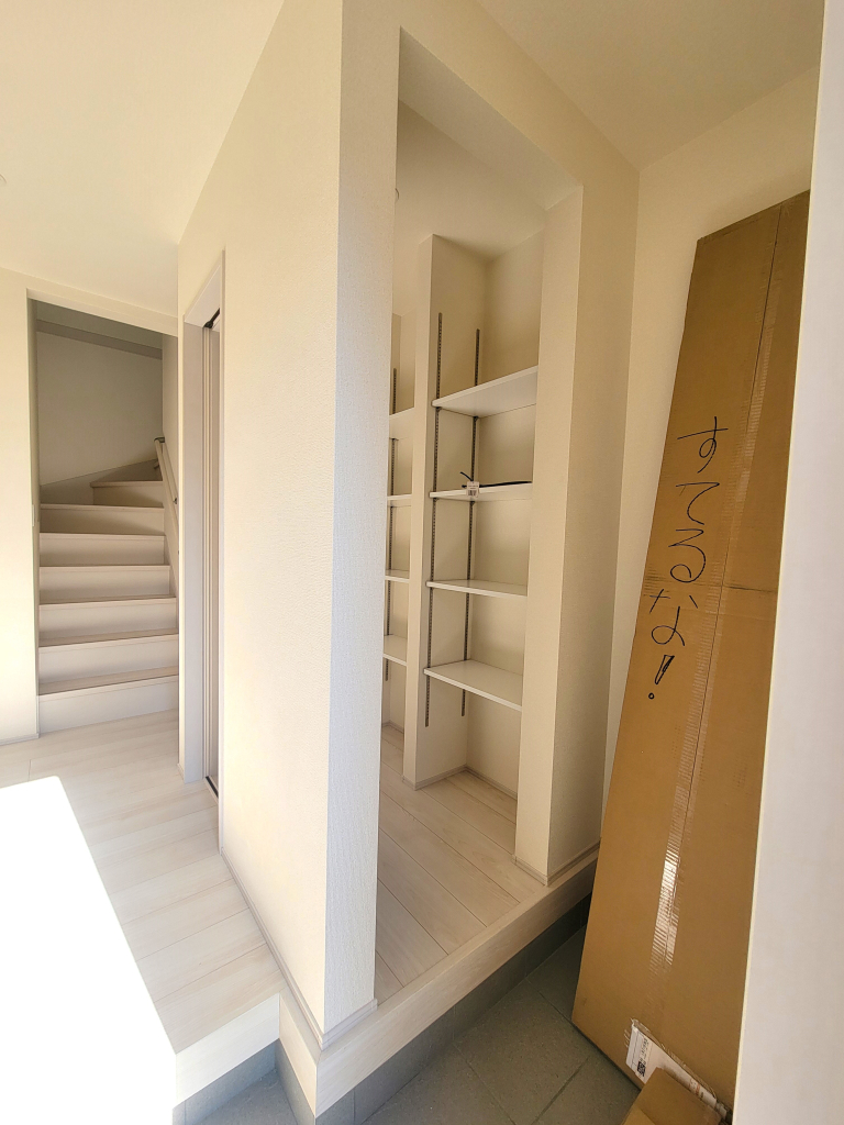 ☆シューズクロース☆ 家族全員分の靴を収納しても余裕が有り、玄関がスッキリとストレスフリーな空間へ。