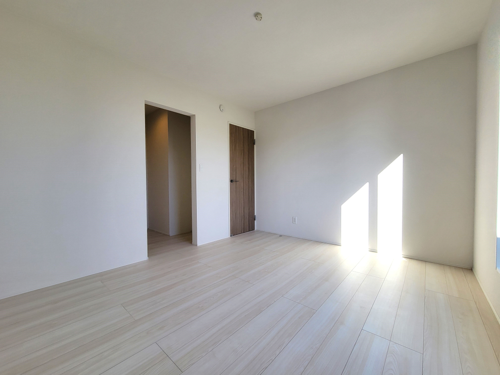 ☆広々角部屋の主寝室☆ 風が抜けて爽やかな住み心地を演出し、ご夫婦の寝室として満たされたお部屋