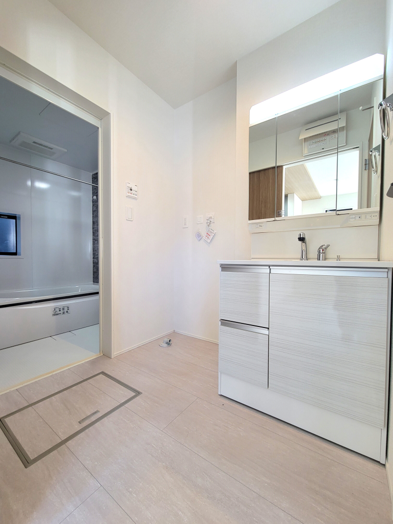 ☆清潔感溢れる洗面室☆ 心地良い空間を意識した洗面室。収納豊富な化粧台、奥様に必要な三面鏡。