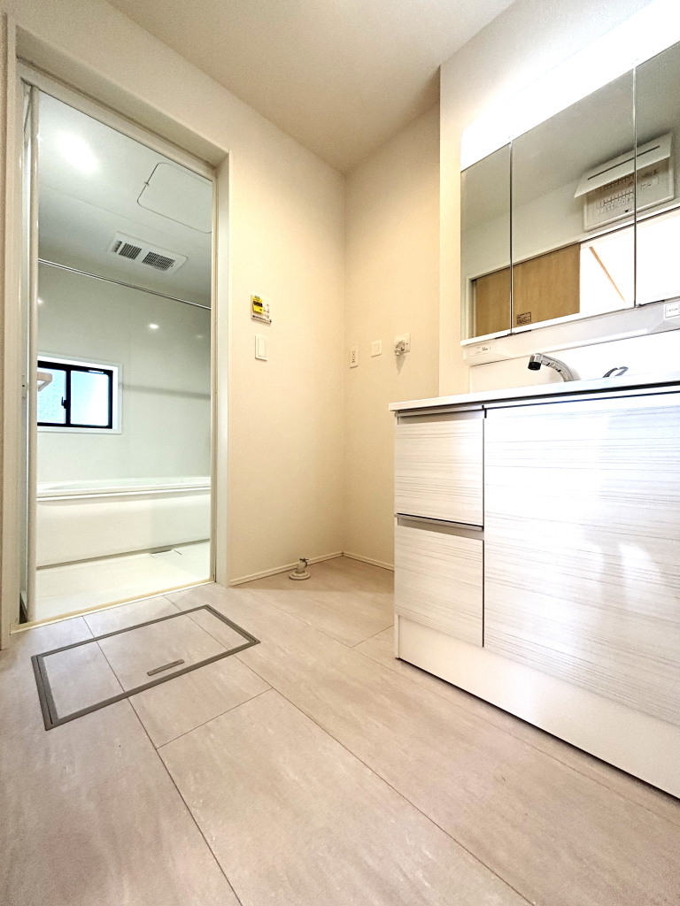 ☆清潔感溢れる洗面室☆ 心地良い空間を意識した洗面室。収納豊富な化粧台、奥様に必要な三面鏡。