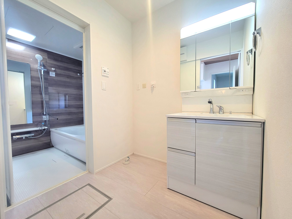 ☆清潔感溢れる洗面室☆ 心地良い空間を意識した洗面室。収納豊富な化粧台、奥様に必要な三面鏡。