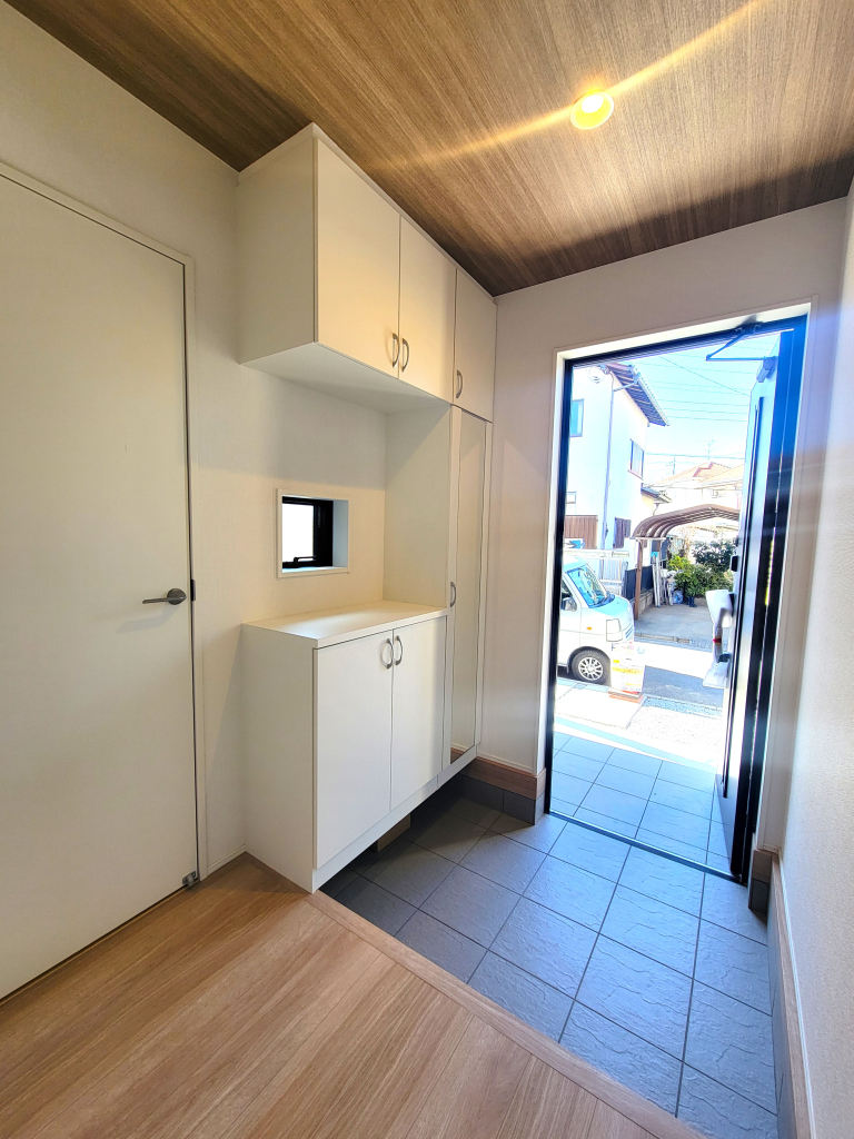 ☆☆　マイホームの顔として・・・　☆☆ お家の顔とも言える玄関は、広くキレイでありたい。 天井が高く