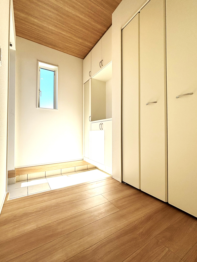 ☆明るく広い玄関☆ お出迎えする明るい玄関は大切なお家の顔です！