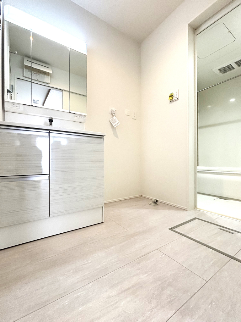 ☆清潔感溢れる洗面室☆ 心地良い空間を意識した洗面室。収納豊富な化粧台、奥様に必要な三面鏡。