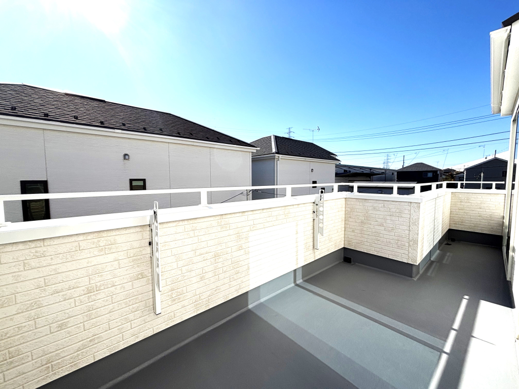 ☆青空がキレイに感じられる☆何気なく外の空気を感じたい時に来てしまう。それが我が家のバルコニー