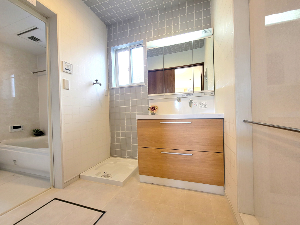 ☆清潔感溢れる洗面室☆ 心地良い空間を意識した洗面室。収納豊富な化粧台、奥様に必要な三面鏡。