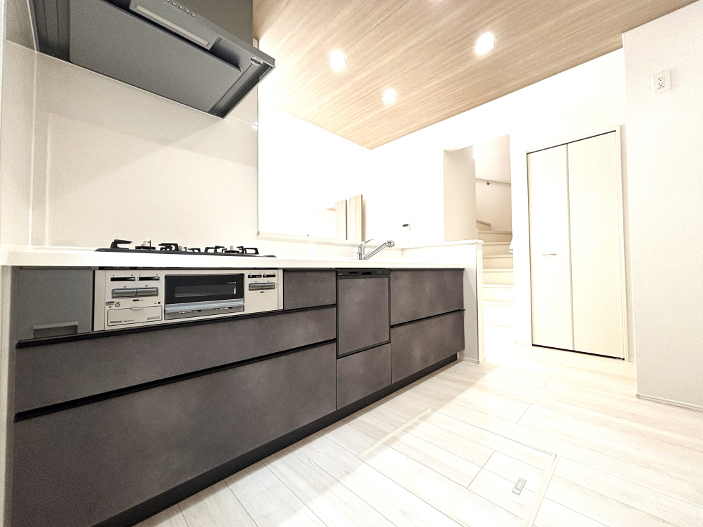 ☆会話が弾むキッチン☆ リビング全体を見渡せ家族全員と会話ができる人気の高いカウンターキッチン