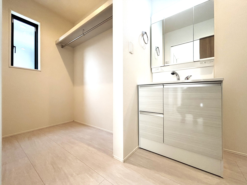 ☆清潔感溢れる洗面室☆ 心地良い空間を意識した洗面室。収納豊富な化粧台、奥様に必要な三面鏡。