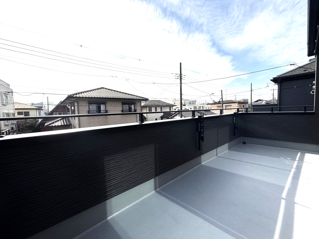 ☆青空がキレイに感じられる☆何気なく外の空気を感じたい時に来てしまう。それが我が家のバルコニー