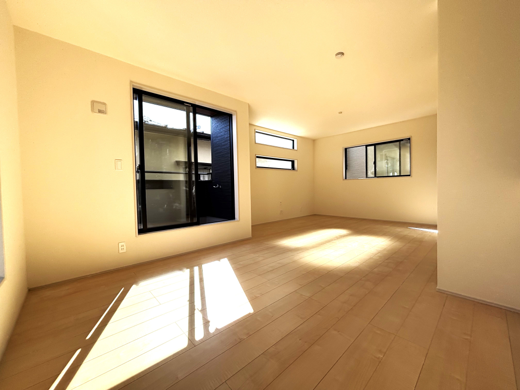 １号棟 窓が大きく開放感と日当たりの良さが魅力のリビング空間。